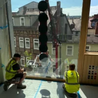 minikran gemietet zur glasmontage von außen