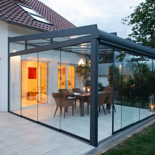 Wintergarten mit Glasschiebetüren